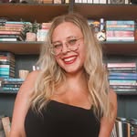 vicki 🇨🇦 • bookstagram profile photo