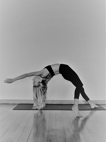 Creator collaboration with Equinox by @emmahoganyoga