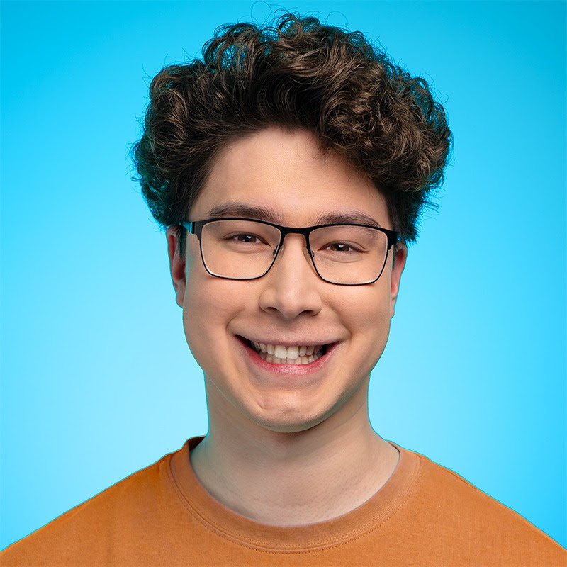 EYreacts channel photo