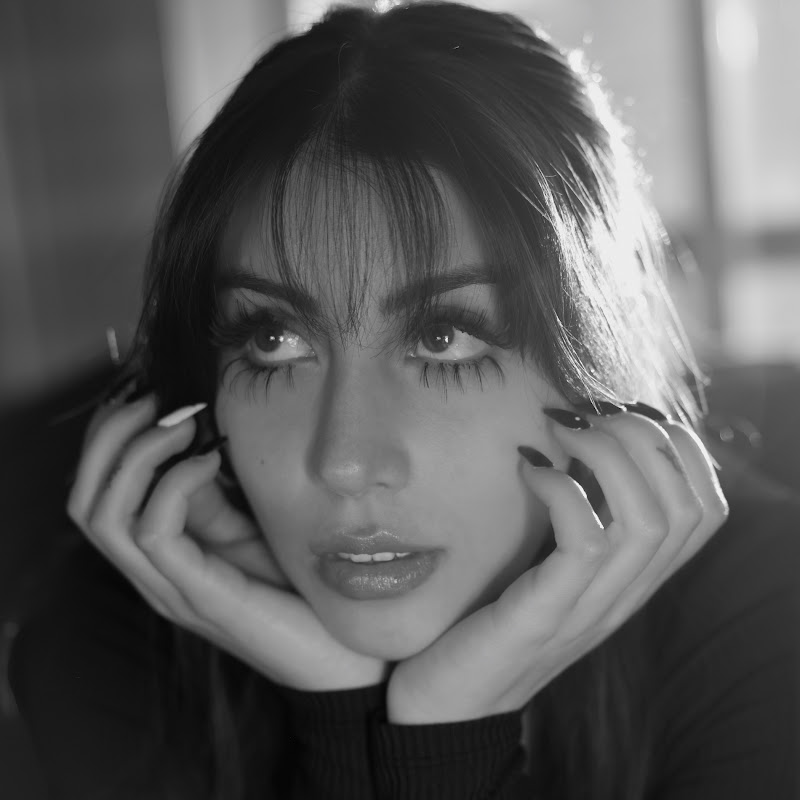 Kelsi Davies channel photo